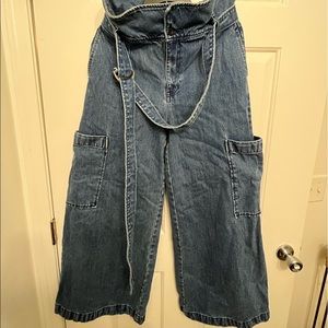 Here I have a pair of Dr. denim wide leg highrise cargo Jeans with belt attached